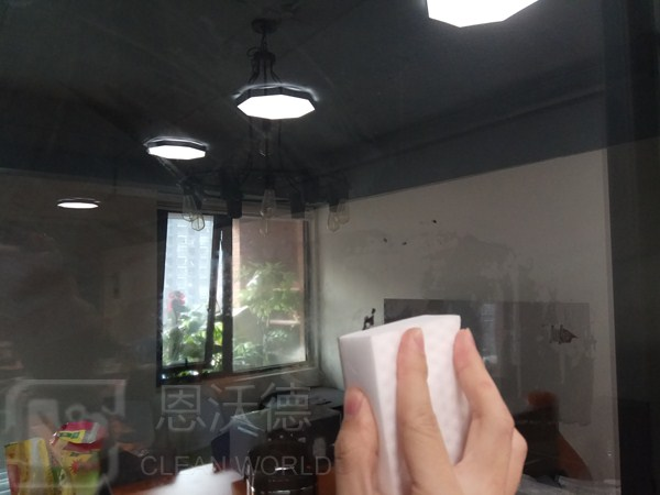 玻璃上的污漬怎用什么去除呢？玻璃上有水垢怎么辦？